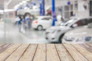 dessus de table en bois avec fond de garage flou photo