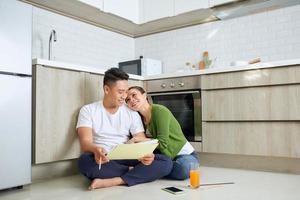 modèle de couple asiatique heureux déménageant dans une nouvelle maison photo