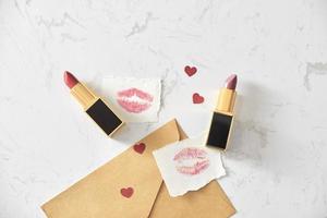 amour saint valentin ensemble heureux concept d'affection avec rouge à lèvres et marque de baiser de rouge à lèvres photo