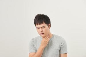 concept d'allergies et de maux de gorge. jeune homme malade sur fond blanc photo