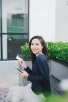 femme shopping internet en ligne avec tablet pc et carte de crédit photo