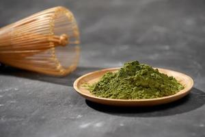 thé matcha vert bio sur table en bois, espace pour copie photo