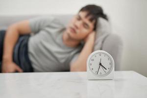 homme malade allongé sur le canapé photo