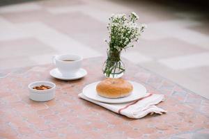 tasse de café avec du pain sur la table le matin avec la lumière du soleil, petit déjeuner photo