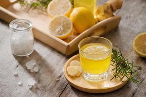 soda au gingembre - boisson gazeuse biologique au citron et au gingembre faite maison, espace de copie. photo