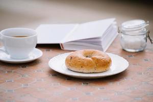 café, un bon livre et du pain pour un bon matin à la cafétéria photo