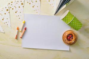 concept de gestion et d'organisation de fêtes avec des bonbons, des confettis et des pages vierges. célébration créative mise à plat avec espace de copie. photo