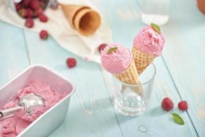 glace à la framboise maison dans des cornets gaufrés. photo