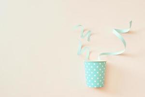 casquettes de fête d'anniversaire, confettis en papier sur fond pastel photo