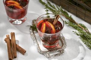 verres de vin chaud à l'orange et à la cannelle. mise au point sélective photo