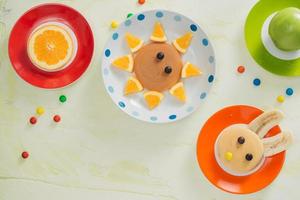 crêpes aux fruits pour les enfants. vue de dessus photo