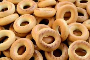 photo en gros plan de bagels jaunes frais. un type populaire de produits à base de farine. l'une des friandises russes traditionnelles pour le thé