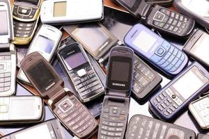 kharkiv, ukraine - 16 décembre 2021 certains anciens téléphones portables obsolètes de la période des années 90 à 2000. recyclage de l'électronique sur le marché photo