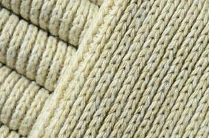 composition d'un pull en tricot jaune doux. texture macro des reliures en fils photo