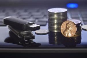 cartes mémoire et argent sur le clavier de l'ordinateur portable photo