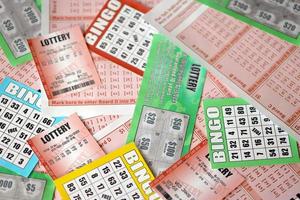 beaucoup ont utilisé des billets de loterie, des factures avec des numéros et des planches de bingo en gros tas. papier de jeu et de loterie photo