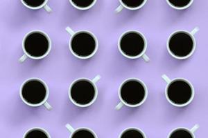 De nombreuses petites tasses à café blanches sur fond de texture de papier de couleur violet pastel mode dans un concept minimal photo