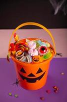 halloween jack o lantern seau orange avec des bonbons photo