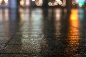 paysage urbain de nuit, lumières colorées reflétées dans l'asphalte humide à l'automne. rue de nuit pluvieuse dans la ville. les lumières d'une nuit pluvieuse dans la ville d'automne du flou et du bokeh. rue des néons.
