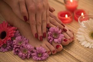 pieds et mains féminins au salon de spa photo