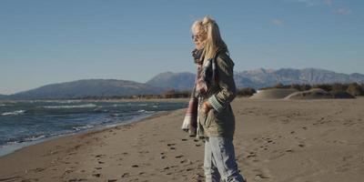 jeune femme profitant de la chaude journée d'automne photo