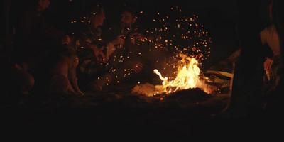 couple profitant avec des amis la nuit sur la plage photo