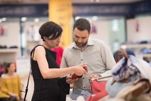 couple choisit des chaussures au magasin de chaussures photo