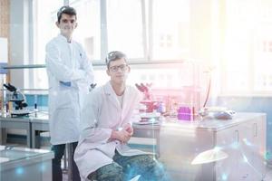 groupe de jeunes étudiants en médecine faisant de la recherche photo