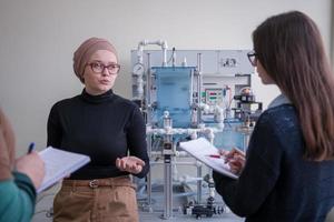 jeunes étudiants faisant la pratique dans la salle de classe électronique photo