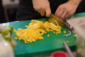 chef coupant des légumes frais et délicieux photo