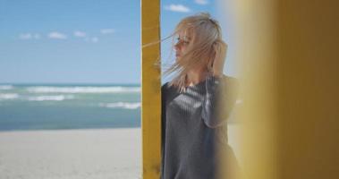 jeune femme profitant de la chaude journée d'automne photo