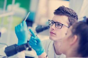 groupe de jeunes étudiants en médecine faisant de la recherche photo