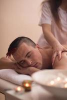 jeune homme ayant un massage du dos photo