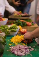 chef coupant des légumes frais et délicieux photo