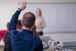 étudiants faisant la pratique dans la salle de classe électronique photo