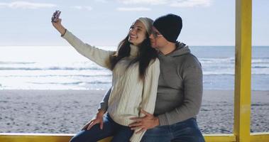 magnifique couple prenant une photo d'elle-même