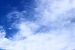 superbe panorama de formation de cirrus dans un ciel bleu profond photo