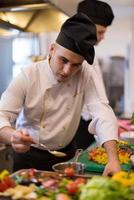 chef finissant une assiette de viande de steak photo