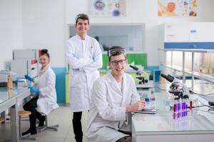 groupe de jeunes étudiants en médecine faisant de la recherche photo