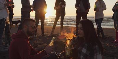 amis s'amusant à la plage le jour de l'automne photo