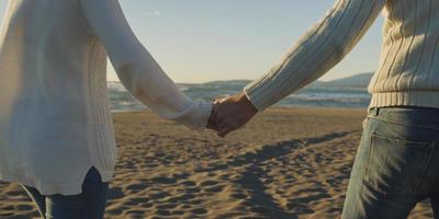 couple romantique relaxant sur la plage photo