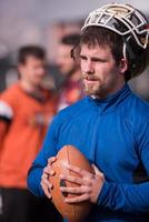 portrait d'un jeune joueur de football américain photo