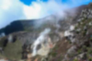 arrière-plan flou. cratère du mont gede, un volcan actif dans le parc national de gede pangrango mountain photo