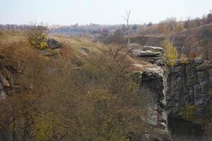 rochers de granit du canyon de bukski avec la rivière girskyi tikych. paysage pittoresque et bel endroit en ukraine photo