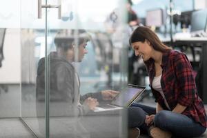 couple de développeurs de logiciels travaillant sur le sol photo