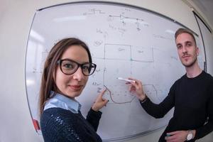 étudiants écrivant sur le tableau blanc photo