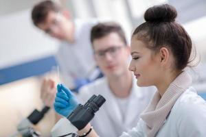 groupe de jeunes étudiants en médecine faisant de la recherche photo