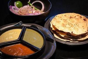 déjeuner thali indien végétarien traditionnel - nourriture et repas. nourriture indienne nutritionnelle complète photo