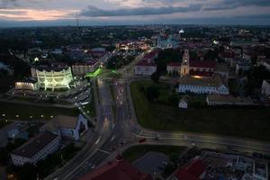 panorama nocturne aérien surplombant la vieille ville, le développement urbain, les bâtiments historiques, les carrefours photo