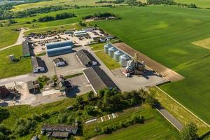 vue aérienne sur l'élévateur à greniers agro-silos sur l'usine de fabrication agro-industrielle pour le traitement du nettoyage par séchage et le stockage des produits agricoles, de la farine, des céréales et des céréales. photo